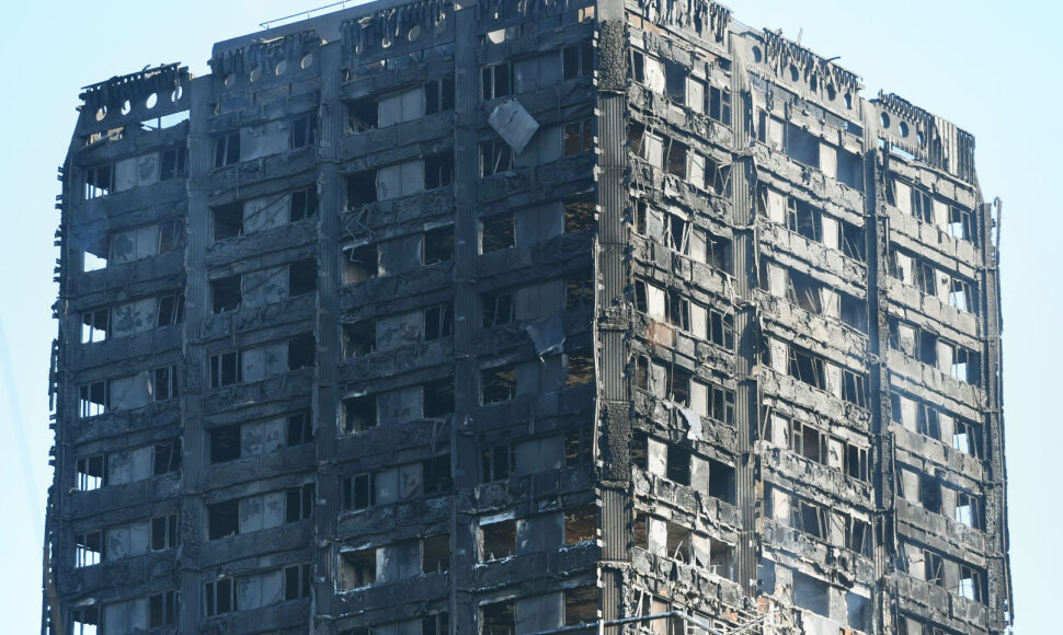 Ugniagesiai toliau ie&scaron;ko aukų sudegusiame Londono daugiaauk&scaron;tyje