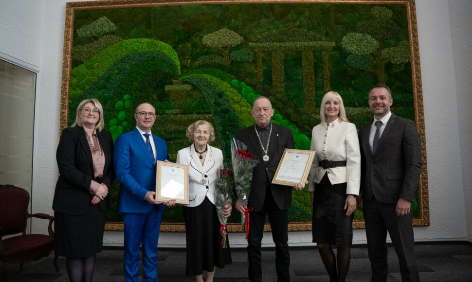 Druskininkų garbės piliečių vardai savivaldybės tarybos sprendimu suteikti Kornelijui Plateliui ir Zitai Joanai Jančiauskienei.