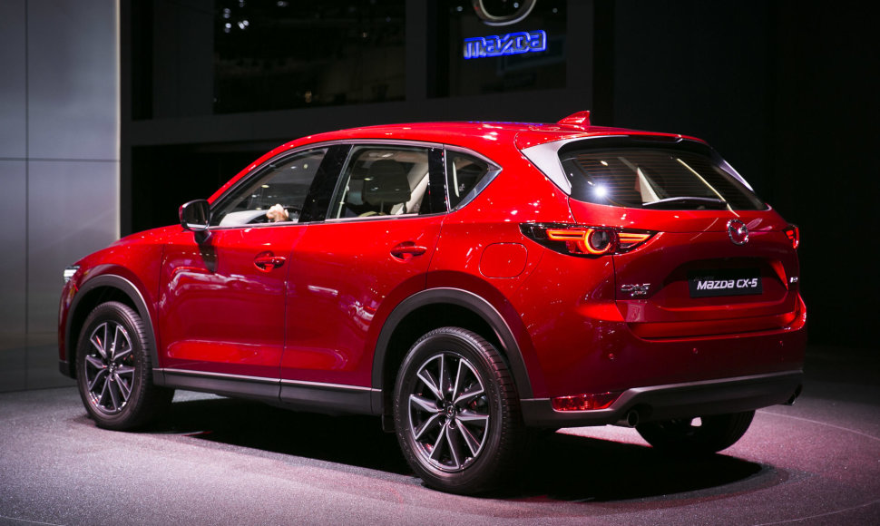 Naujas „Mazda CX-5“ modelis buvo pristatytas 2017-ųjų Ženevos automobilių parodoje