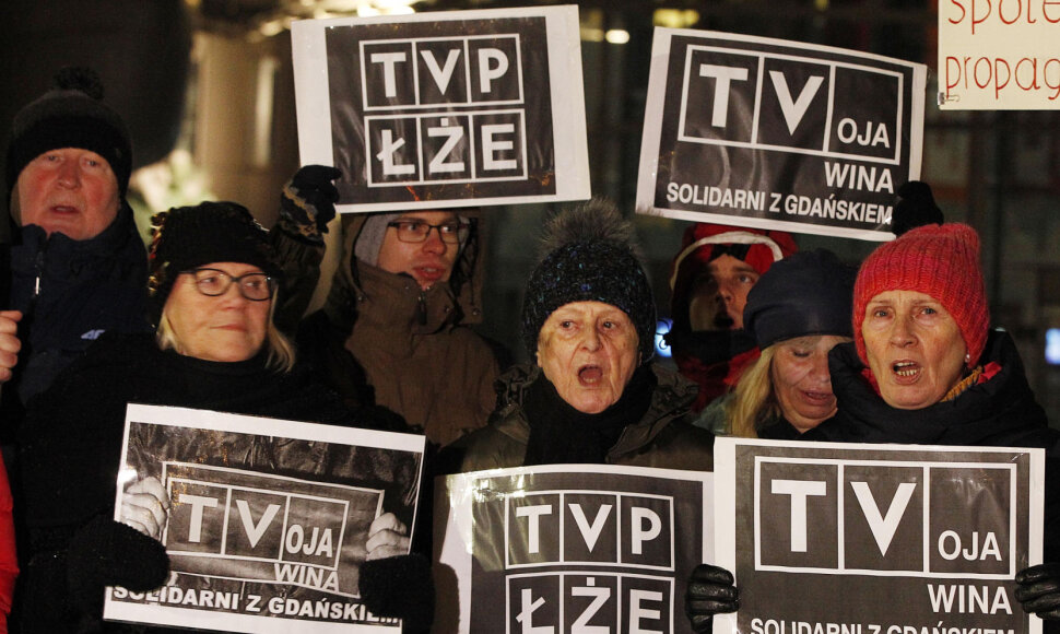 Protestas prie TVP būstinės Varšuvoje