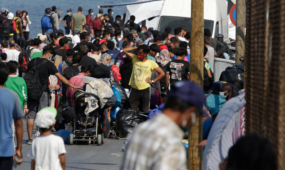 Graikijos policija pradėjo perkelti benamius migrantus į naują stovyklą Lesbe