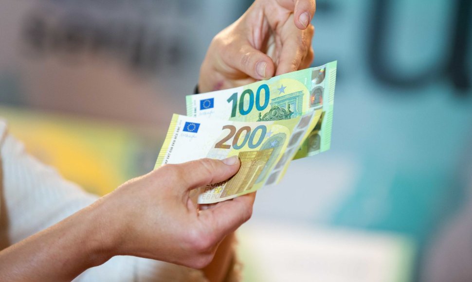 Pristatyti naujosios serijos „Europa“ 100 ir 200 eurų banknotai