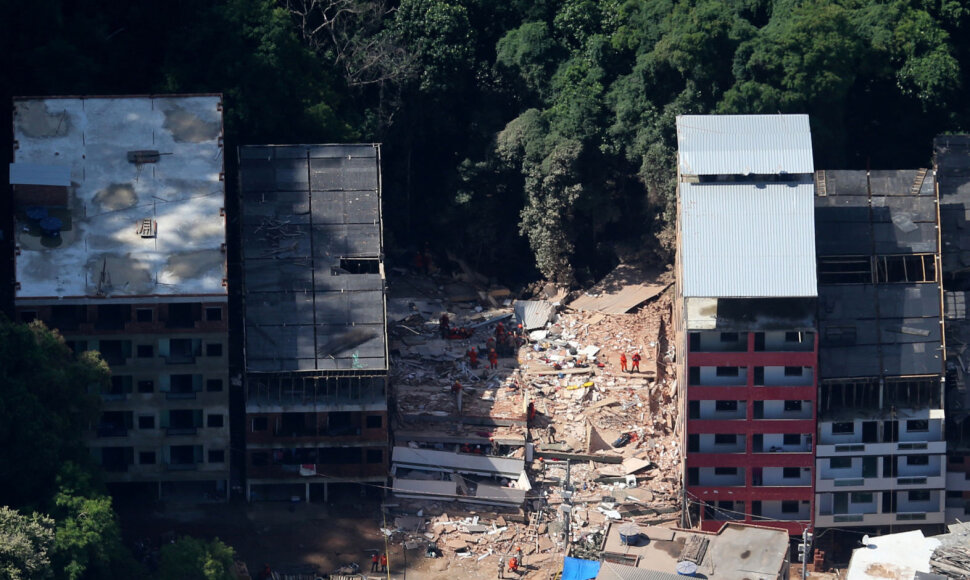 Lietaus merkiamoje Brazilijoje sugriuvus dviem pastatams žuvo du žmonės