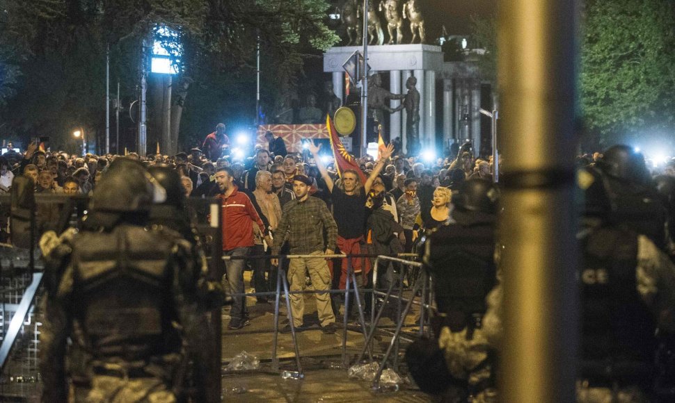 Makedonijoje protestuotojai šturmavo parlamentą