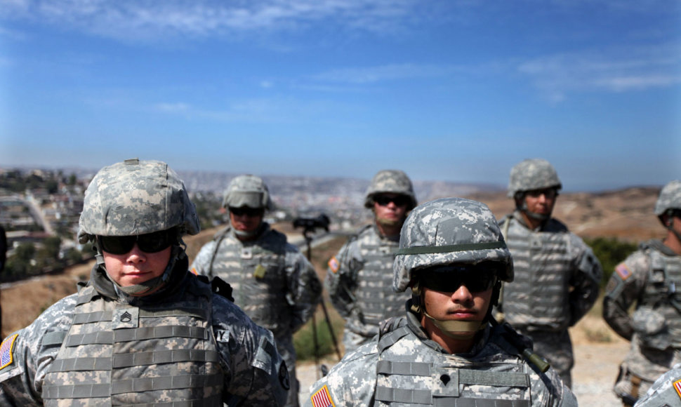 Kalifornijos Nacionalinės gvardijos nariai prie sienos su Meksika