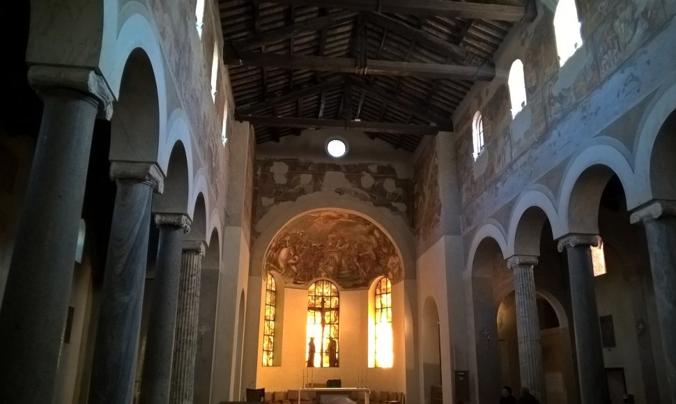 Atoki, maža, auksinės onikso šviesos nužerta bažnyčia Romoje  