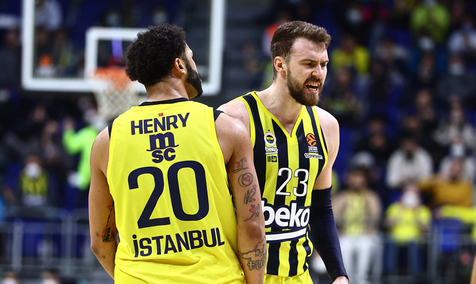 Triumfuojantys Stambulo „Fenerbahče“ krepšininkai 