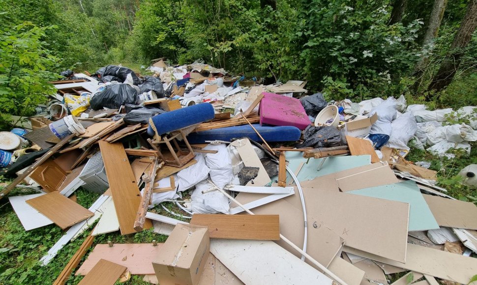 Miškų urėdija nustatė Vilniaus pamiškėje didelį kiekį atliekų išvertusius asmenis