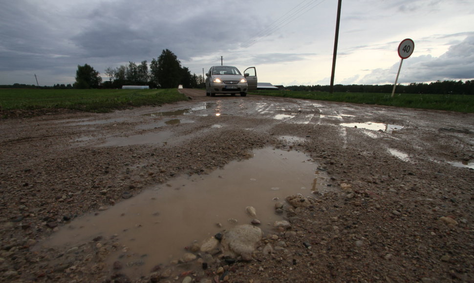 Šiaulių apskrityje dulka žvyrkeliai