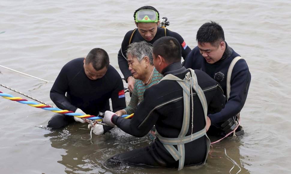 Kinijos Jangdzės upėje vyksta laivo gabenusio 450 žmonių gelbėjimo operacija