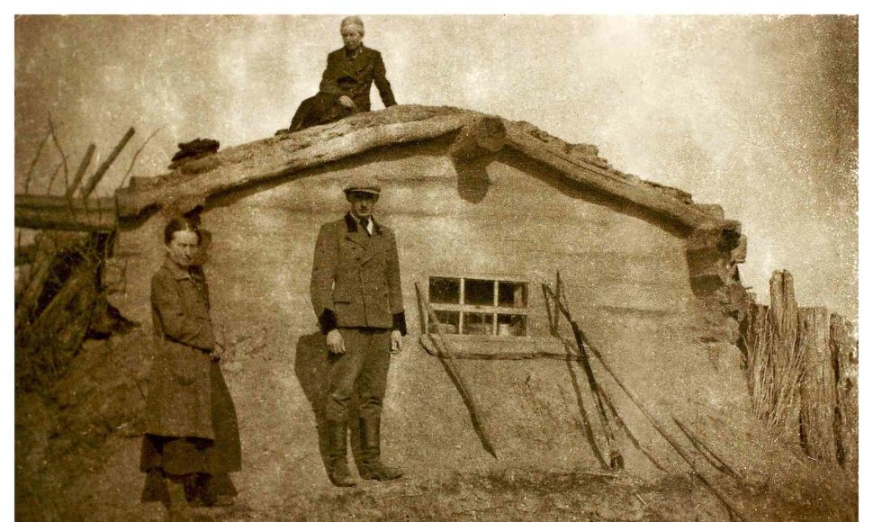 1941 m. tremtinių Žaldokų šeimos nariai prie savo būsto – velėnomis dengtos žeminės. Stovi Bronislava Žaldokienė su sūnumi Vytautu. Ant stogo sėdi B. Žaldokienės sesuo Cecilija Maldutienė