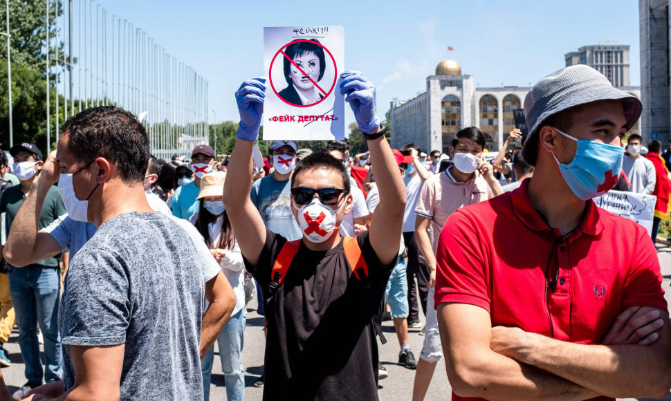 Kirgizijoje šimtai žmonių protestavo prieš įstatymo projektą dėl dezinformacijos