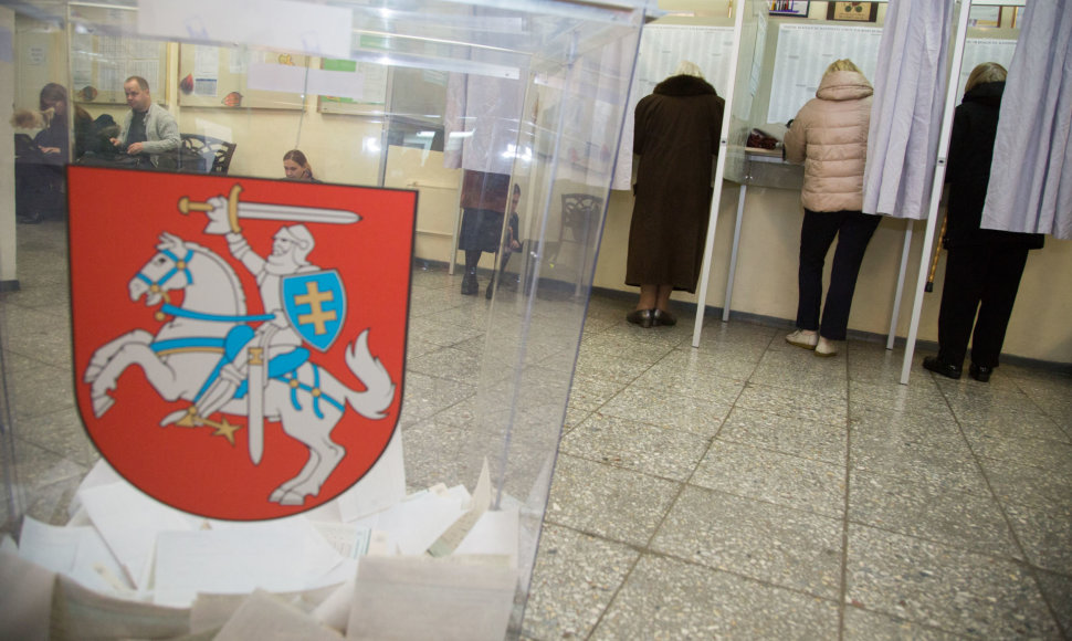 Vilniečiai balsuoja Seimo rinkimuose.