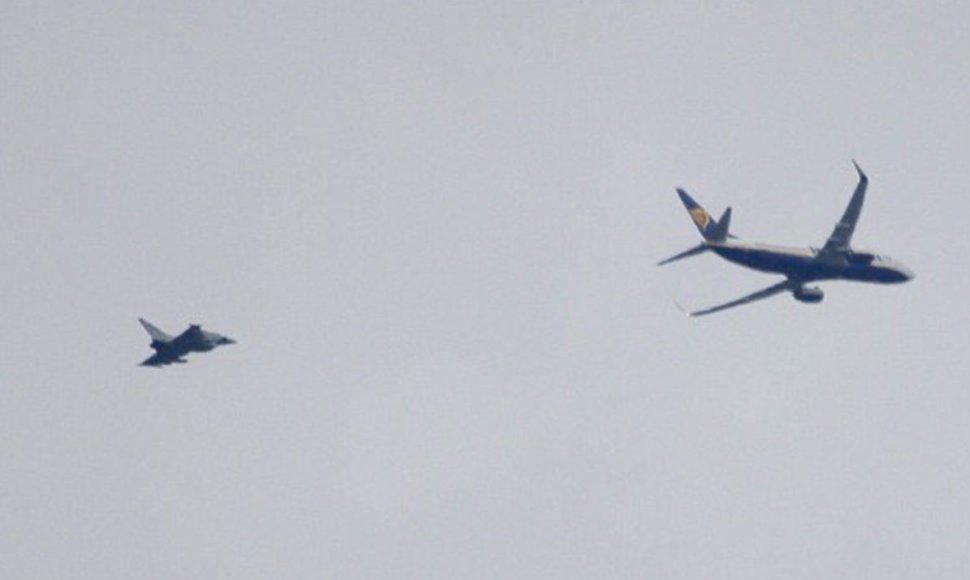 RAF naikintuvai lydėjo iš Kauno į Londoną skridusį „Ryanair“ lėktuvą