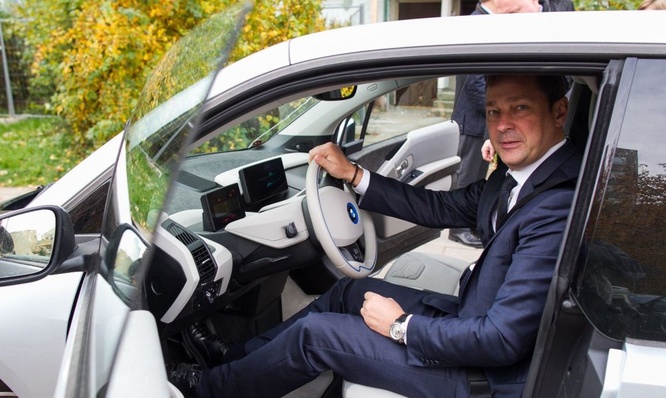 Vilniaus meras Artūras Zuokas vairuoja savo naująjį BMW I3