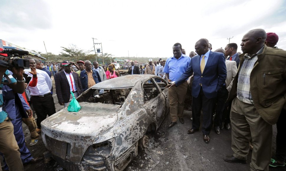 Kenijos greitkelyje cisterna su dujomis įsirėžė į keliolika automobilių ir sprogo.
