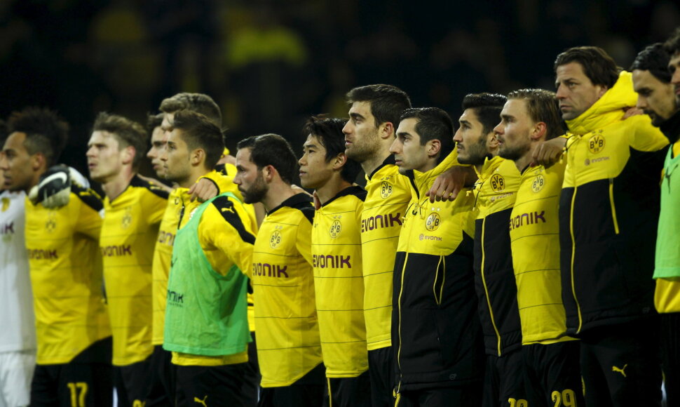 „Borussia“ žaidėjai pagerbė per mačą mirusį sirgalių