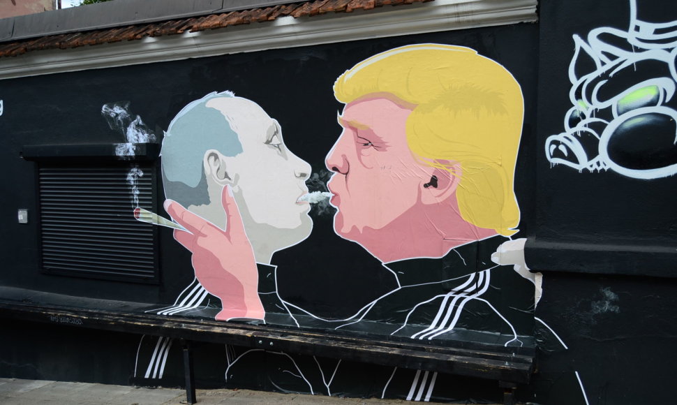 Atnaujintas grafitis su Donaldo Trumpo ir Vladimiro Putino bučiniu