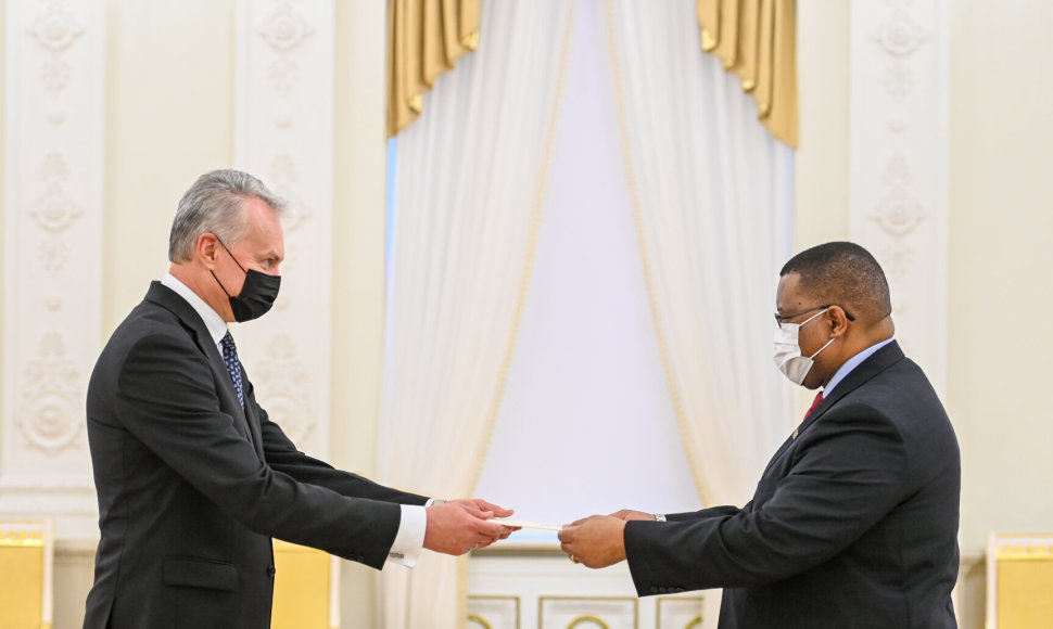 Prezidentas priima Namibijos ambasadoriaus Charleso B.Josobo skiriamuosius raštus