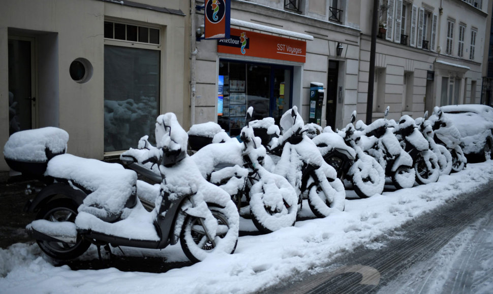 Sniego paralyžiuotas Paryžius