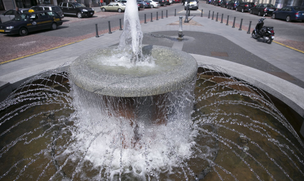 Vilniaus Rotušės aikštėje pradėjo veikti fontanas