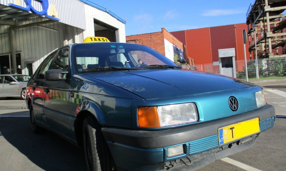 1991 m. pagamintas taksi automobilis