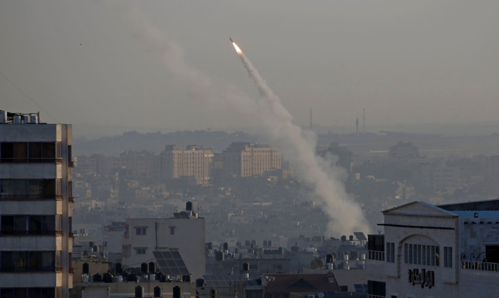 Gazos Ruožo kovotojai paleido į Izraelį raketų spiečių