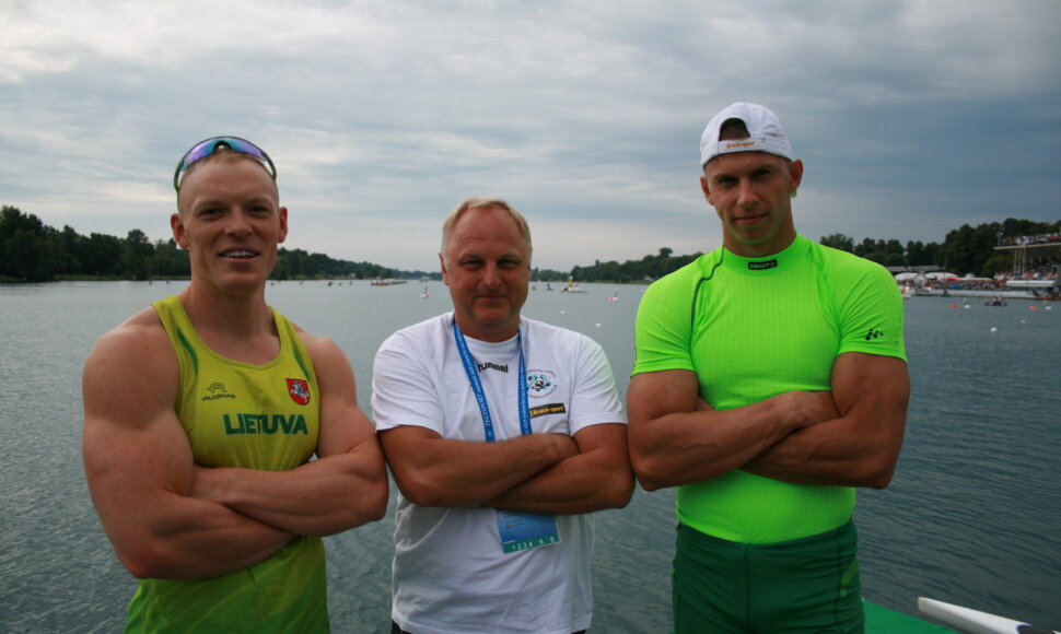 Lietuvos baidarių ir kanojų irklavimo federacijos prezidentas A. Alekrinskis (viduryje) ir kelialapius į olimpiadą i&scaron;kovoję baidarininkas Ignas Navakauskas (kairėje) ir kanojininkas Henrikas Žustautas (de&scaron;inėje).