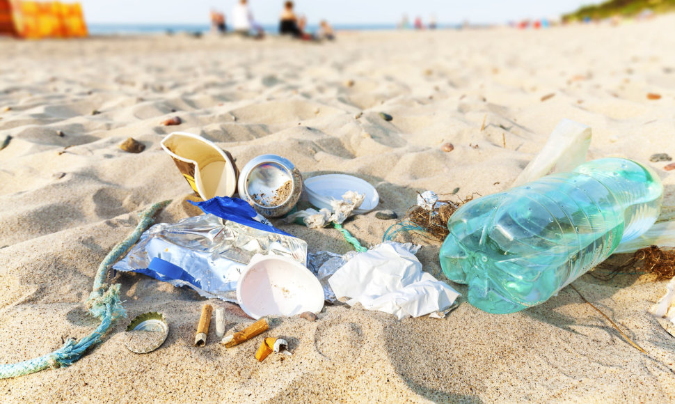 Vienkartiniai plastiko gaminiai paplūdimyje