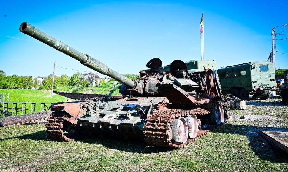  Kaune eksponuojamas Ukrainoje sunaikintas rusų tankas T-72B