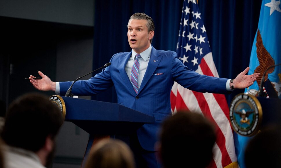 Pete'as Hegsethas / ANDREW HARNIK / Getty Images via AFP