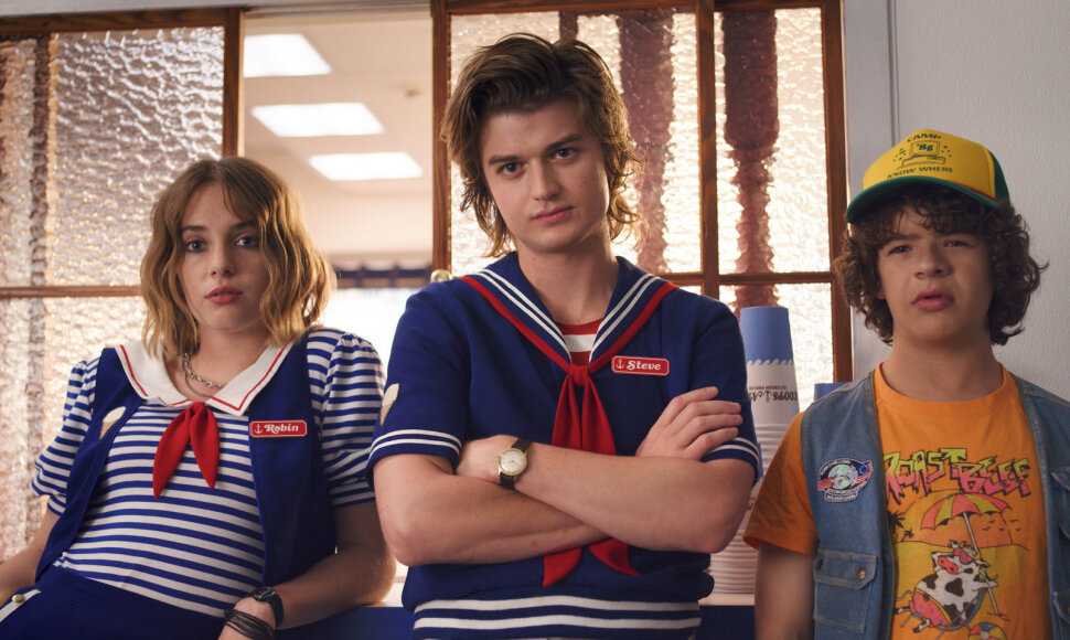 Kadras iš serialo „Keistesni dalykai“ (aktoriai Maya Hawke, Joe Keery ir Gatenas Matarazzo)