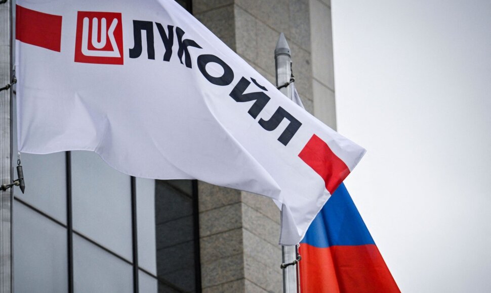 Rusijos vėliava &scaron;alia &bdquo;Lukoil&ldquo; logotipo / ALEXANDER NEMENOV / AFP