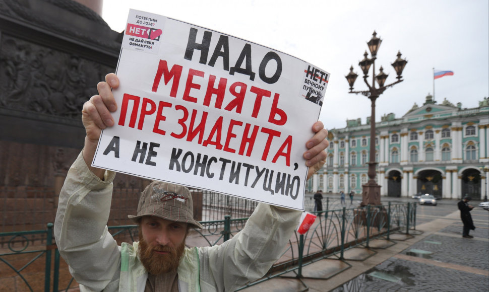 Protestuotojas laiko plakatą su užrašu: „Reikia pakeisti prezidentą, o ne konstituciją“