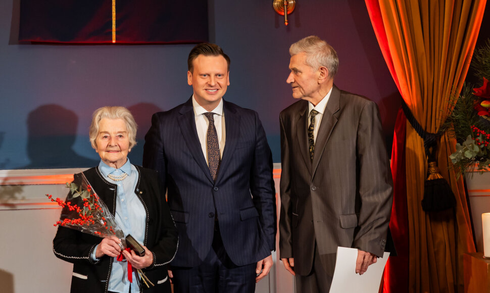 Iškilmingame Vilniaus mero priėmime buvo pasveikintos poros, švenčiančios jubiliejines santuokų sukaktis, susituokusių prieš 50 metų ir daugiau – viena iš jų kartu net 65 metus..