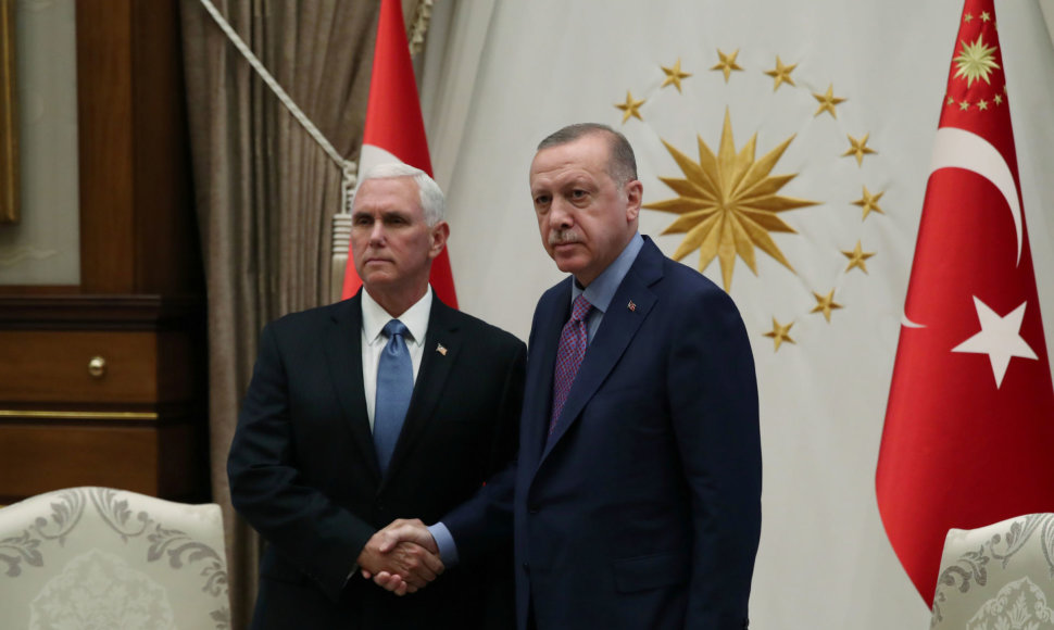 Mike'as Pence'as ir Recepas Tayyipas Erdoganas