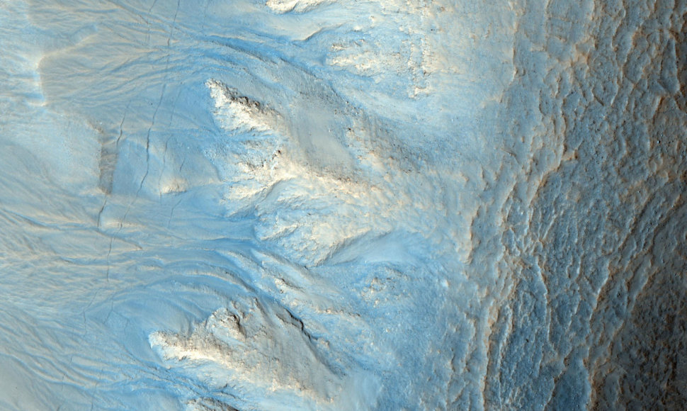 Vandens tėkmės pėdsakus primenančios Marso paviršiaus ypatybės