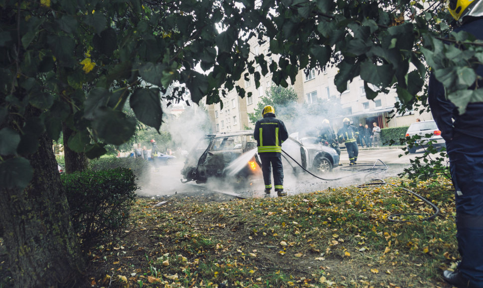 Daugiabučio kieme Kaune sudegė automobilis