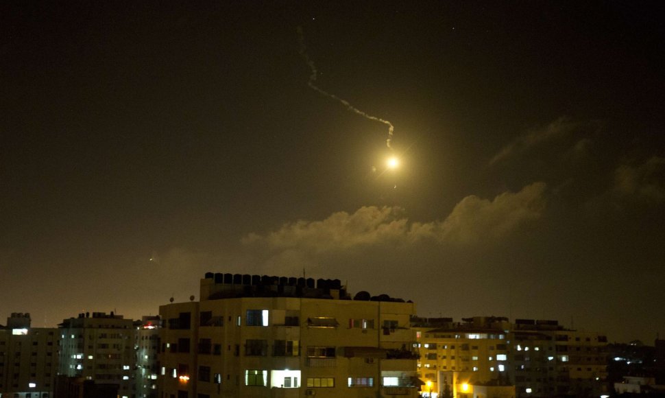 Izraelio oro atakas Gazos mieste