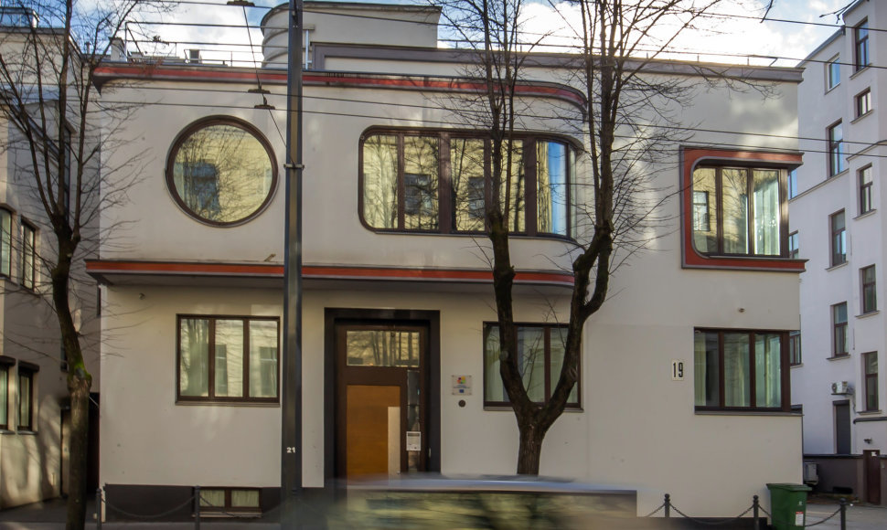 Arno Funko projektuotas, 1933 m. pastatytas Aleksandros Iljinienės namas Kaune, K.Donelaičio g. 19, išsiskiria iš kitų gatvės pastatų