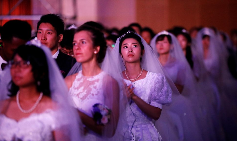 Pietų Korėjoje susituokė tūkstančiai Susivienijimo Bažnyčios narių