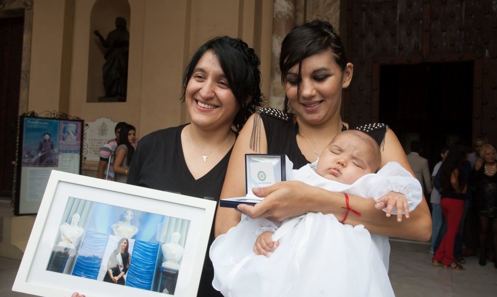 Argentinos prezidentė tapo lesbiečių dukros krikštamote