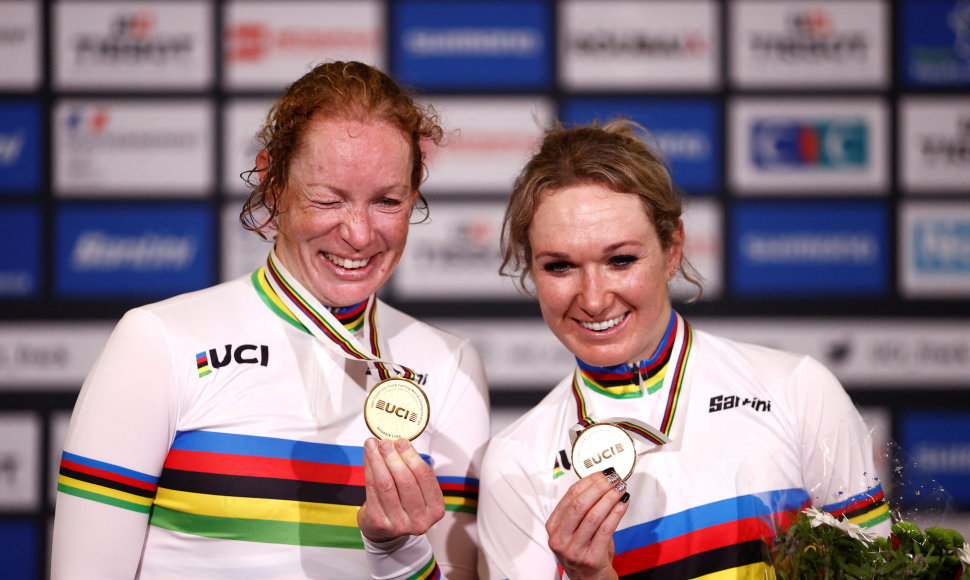Amy Pieters (kairėje) su Kirsten Wild 2021 m. spalį laimėjo pasaulio dviračių treko čempionato auksą madisono rungtyje.
