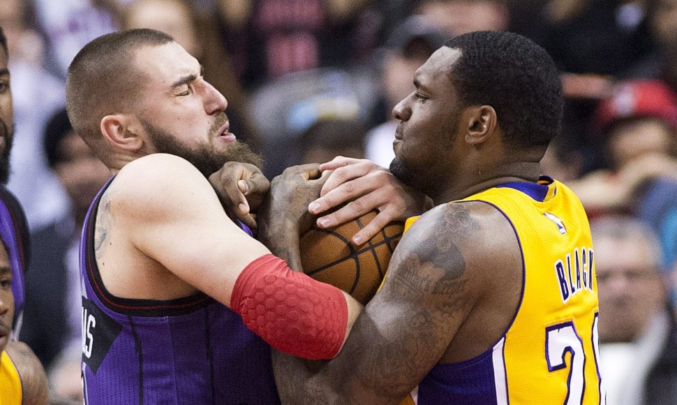 Jonas Valančiūnas dėl kamuolio kovoja su „Lakers“ žaidėju Tariku Blacku