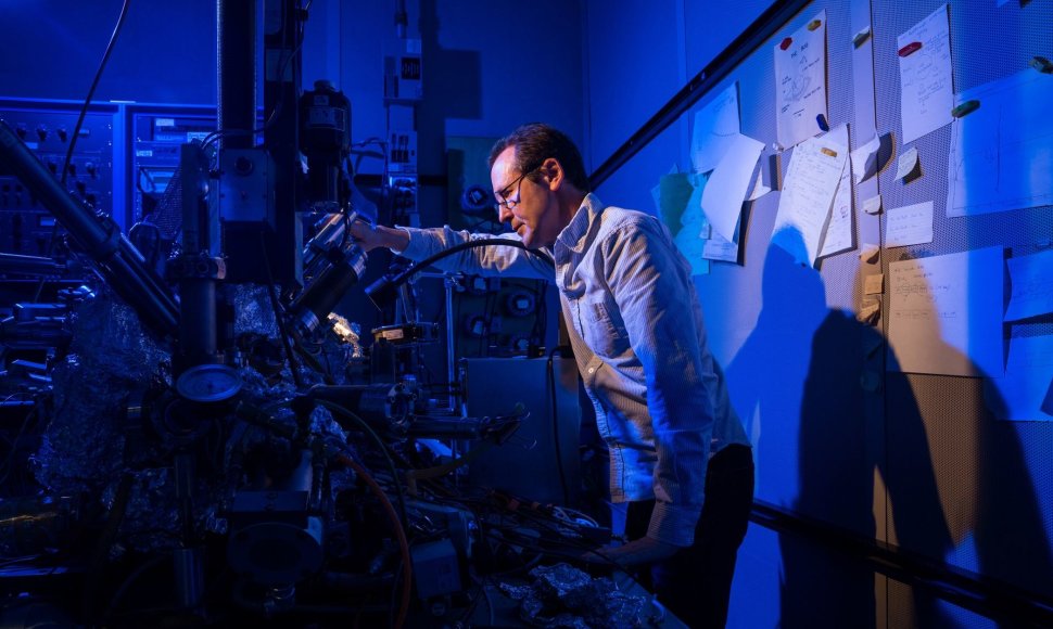 IBM nanotechnologijų mokslininkas Christopheris Lutzas skenuojančiu tuneliniu mikroskopu įrašo informaciją į mažiausią pasaulio magnetą – holmio atomą.