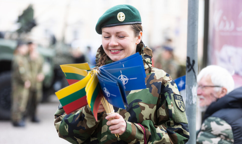 S. Daukanto aikštėje vyko Lietuvos ir NATO vėliavų pakėlimo ceremonija