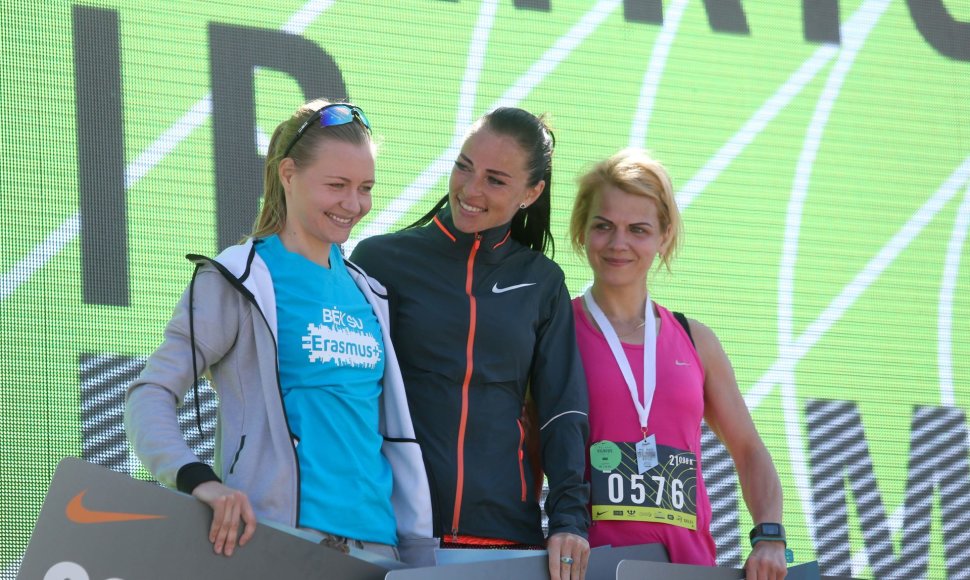 Pusmaratonio nugalėtojos: Rasa Drazdauskaitė (vidur.), Vaida Žūsinaitė (kair.) ir Loreta Bliujienė.