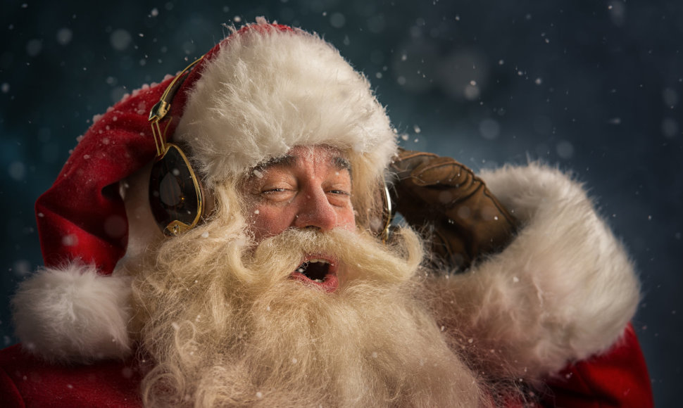 Kalėdų senelis klausosi muzikos