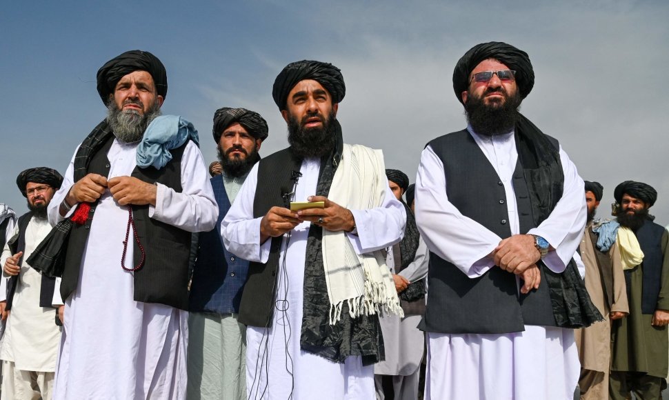 Talibano atstovas spaudai Zabihullah Mujahidas (viduryje)