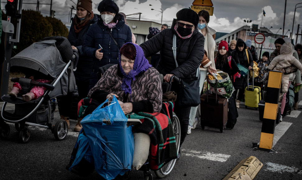 Ukrainos karo pabėgėliai kerta Krakovets sienos perėjimo punktą į Lenkiją